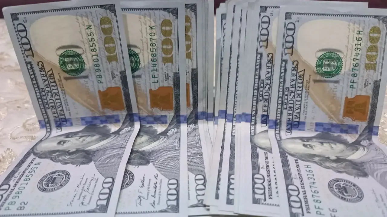 تذبذب سعر الدولار في العراق مقابل الدينار وسط تحركات السوق السوداء اليوم